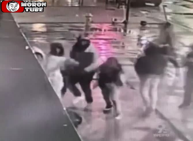 Video :A bunch of young people attack and rob a bystander (Warning - disturbing)